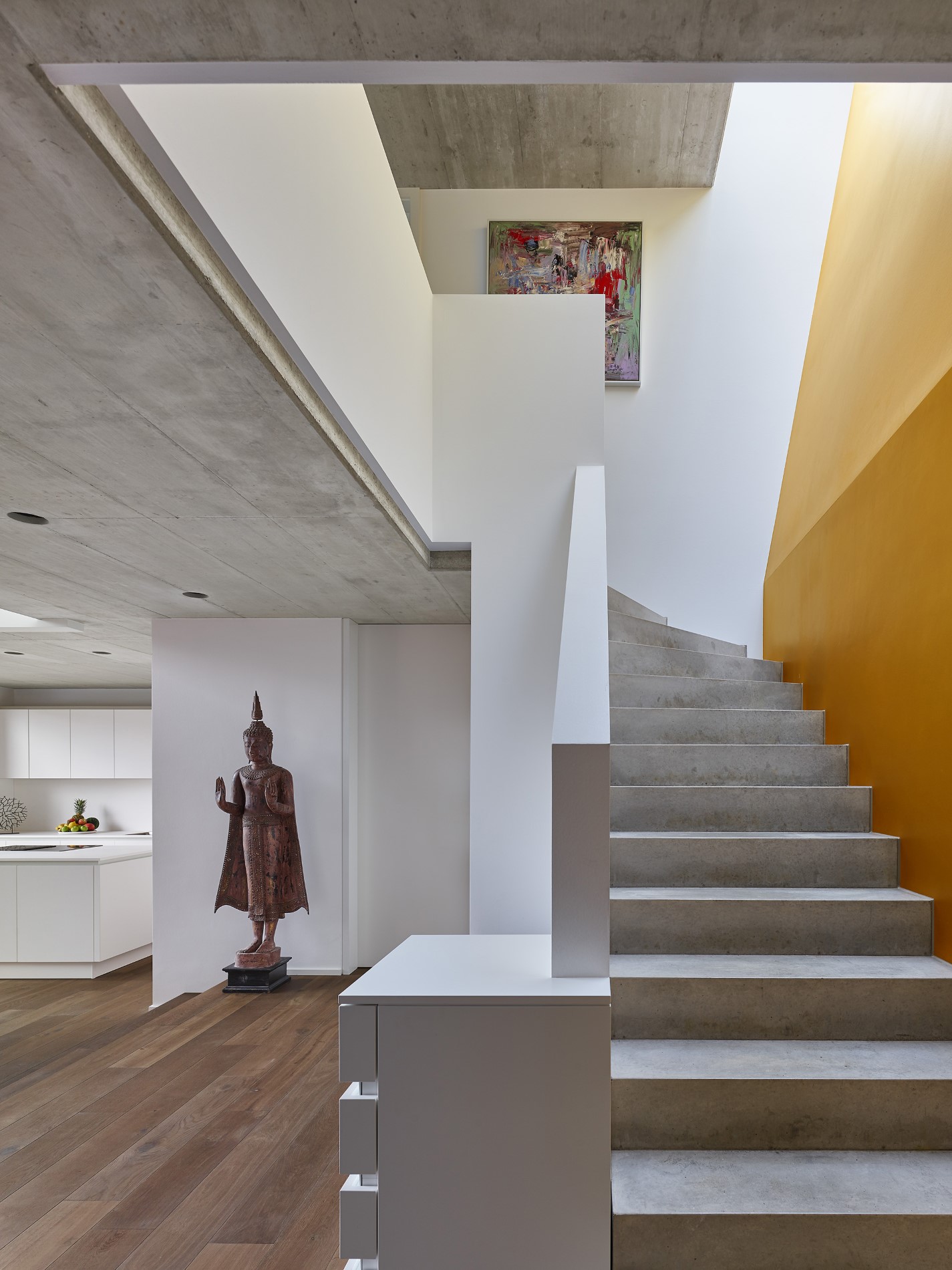 Treppe aus Sichtbeton im Eingangsbereich